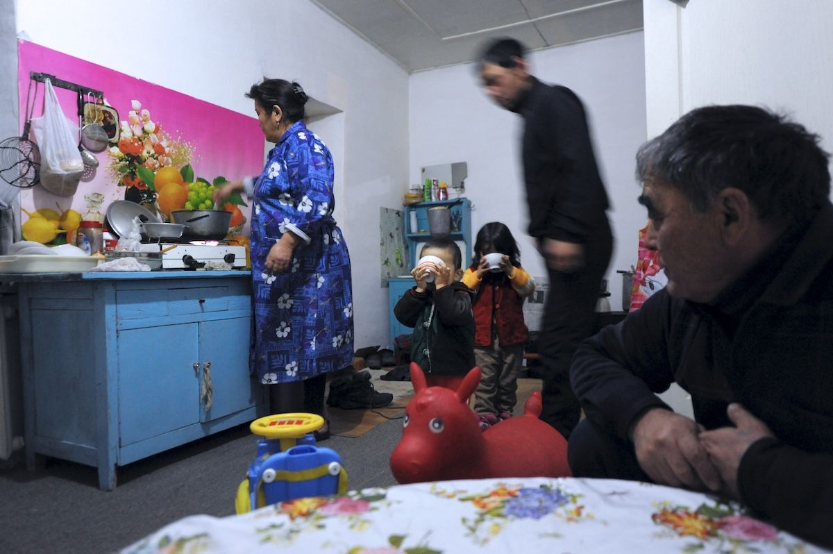 Казахская семья чабанов из села Кызылагаш живёт вдали от городской суеты, сохраняя традиционный уклад, гостеприимие и простую радость сельской жизни. Чабаны, сельская жизнь, Кызылагаш, традиции Казахстана, семья, сельский быт, Зима в Казахстане, Карлыгаш Нуржан, Shanger.kz