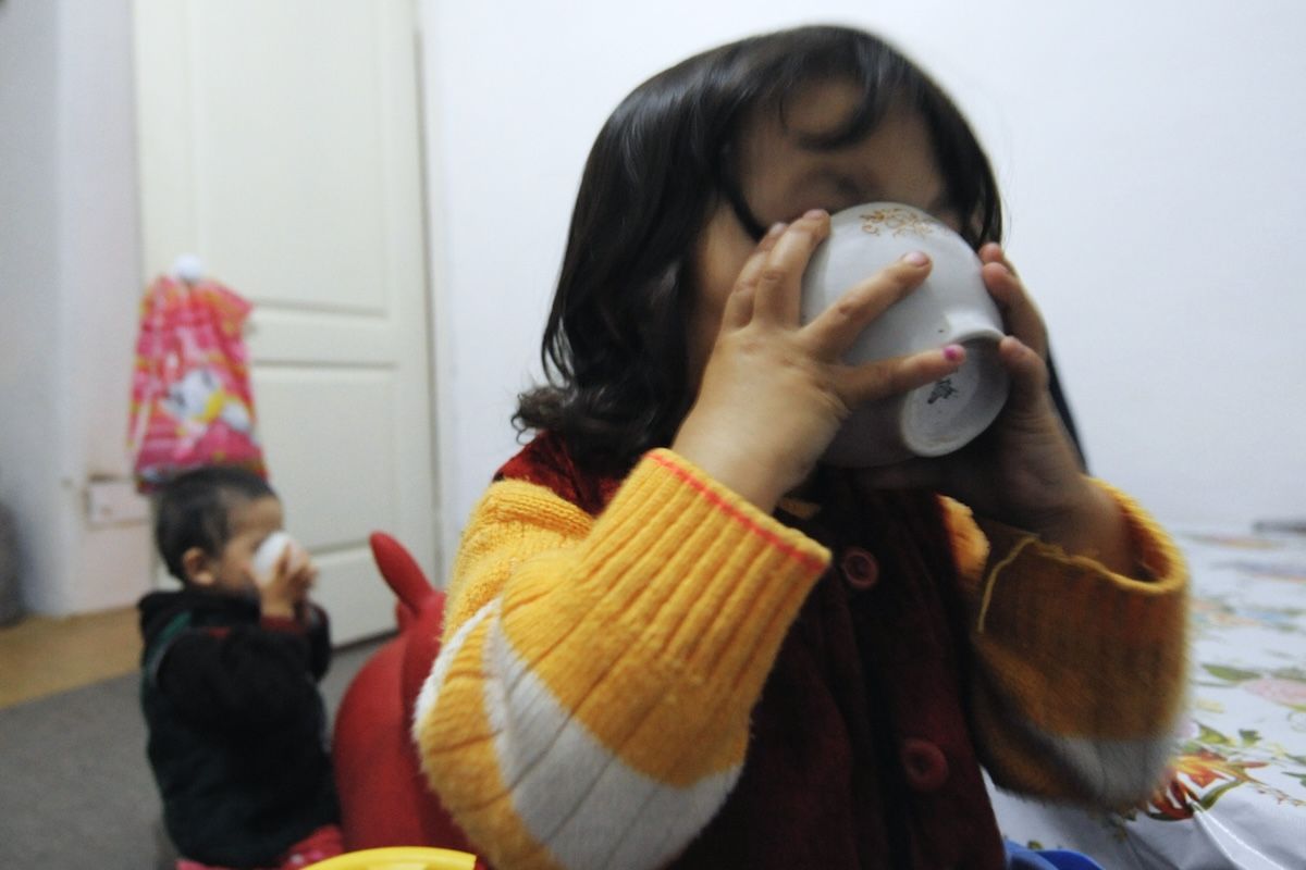 Казахская семья чабанов из села Кызылагаш живёт вдали от городской суеты, сохраняя традиционный уклад, гостеприимие и простую радость сельской жизни. Чабаны, сельская жизнь, Кызылагаш, традиции Казахстана, семья, сельский быт, Зима в Казахстане, Карлыгаш Нуржан, Shanger.kz