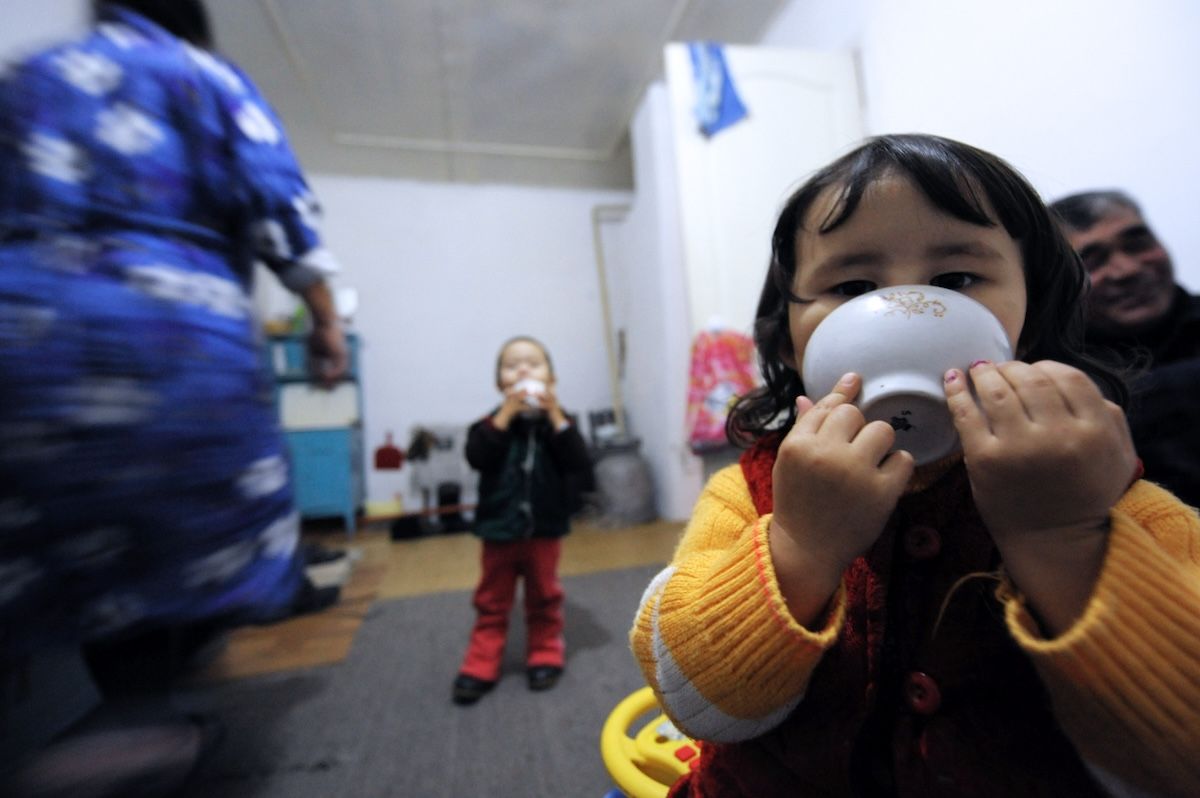 Казахская семья чабанов из села Кызылагаш живёт вдали от городской суеты, сохраняя традиционный уклад, гостеприимие и простую радость сельской жизни. Чабаны, сельская жизнь, Кызылагаш, традиции Казахстана, семья, сельский быт, Зима в Казахстане, Карлыгаш Нуржан, Shanger.kz