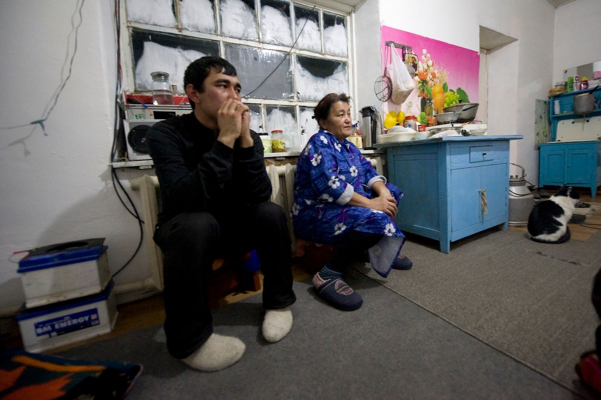 Казахская семья чабанов из села Кызылагаш живёт вдали от городской суеты, сохраняя традиционный уклад, гостеприимие и простую радость сельской жизни. Чабаны, сельская жизнь, Кызылагаш, традиции Казахстана, семья, сельский быт, Зима в Казахстане, Карлыгаш Нуржан, Shanger.kz