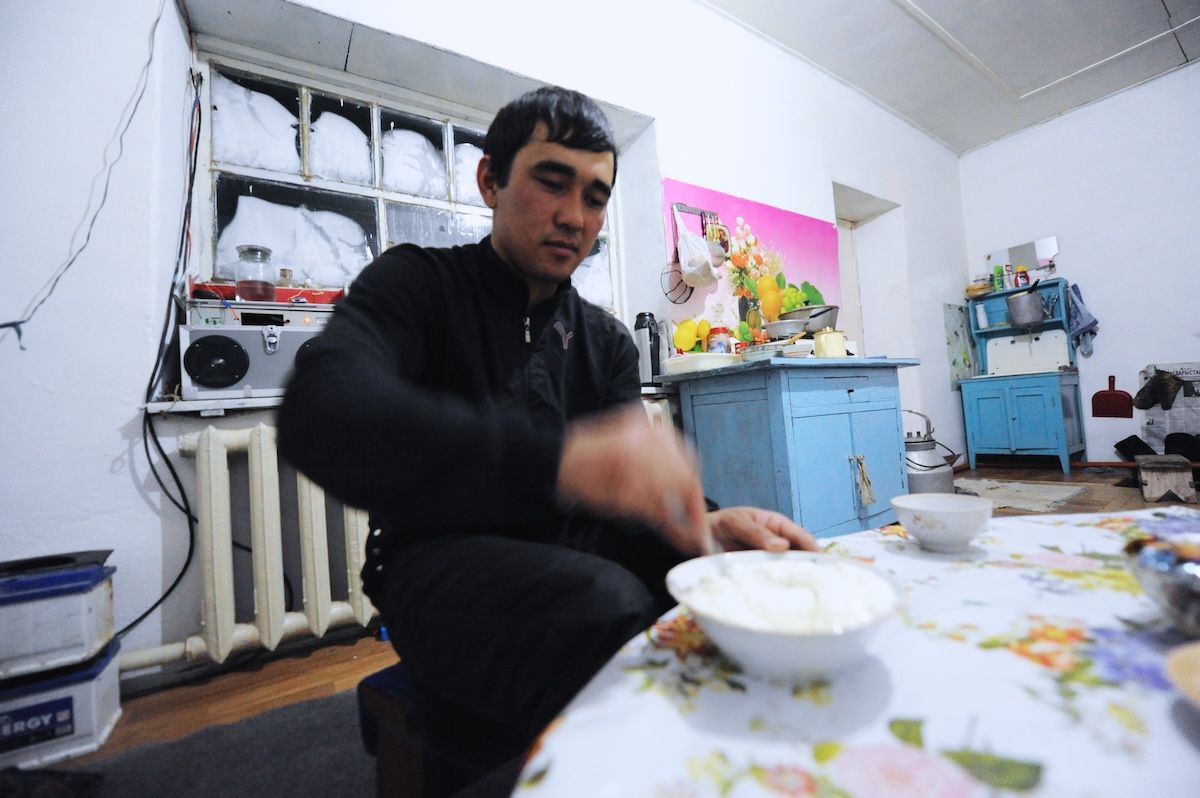 Казахская семья чабанов из села Кызылагаш живёт вдали от городской суеты, сохраняя традиционный уклад, гостеприимие и простую радость сельской жизни. Чабаны, сельская жизнь, Кызылагаш, традиции Казахстана, семья, сельский быт, Зима в Казахстане, Карлыгаш Нуржан, Shanger.kz