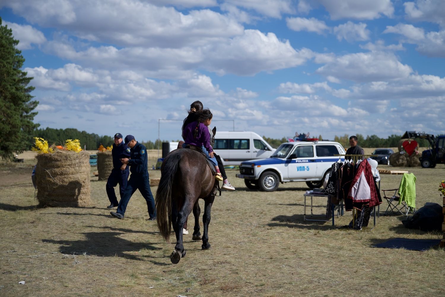 Қарабұлақ ауылындағы «Жердің сыйы» табиғи өнімдер жәрмеңкесі. Жердің сыйы, Қарабұлақ, қазақстандық фермерлер, табиғи өнімдер, Slow Food, Жер нарығы, Ақмола облысы, ауыл шаруашылығы