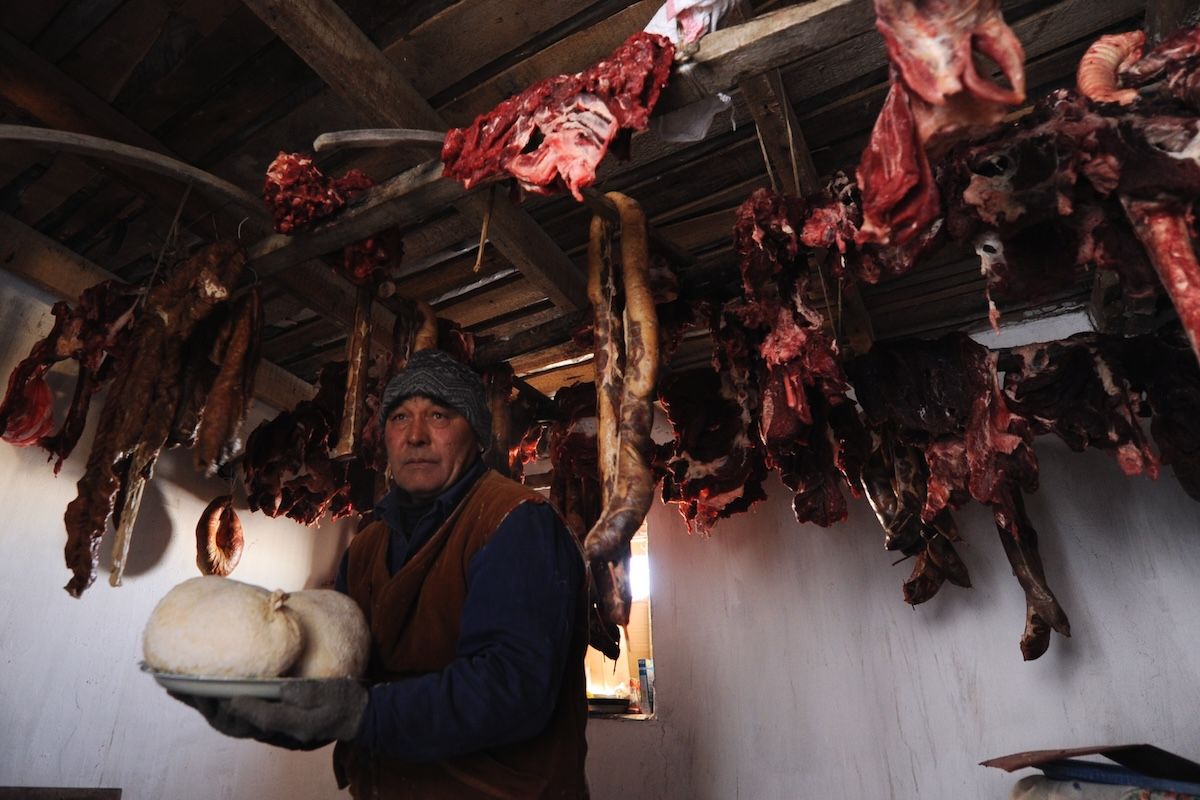 Казахская семья чабанов из села Кызылагаш живёт вдали от городской суеты, сохраняя традиционный уклад, гостеприимие и простую радость сельской жизни. Чабаны, сельская жизнь, Кызылагаш, традиции Казахстана, семья, сельский быт, Зима в Казахстане, Карлыгаш Нуржан, Shanger.kz
