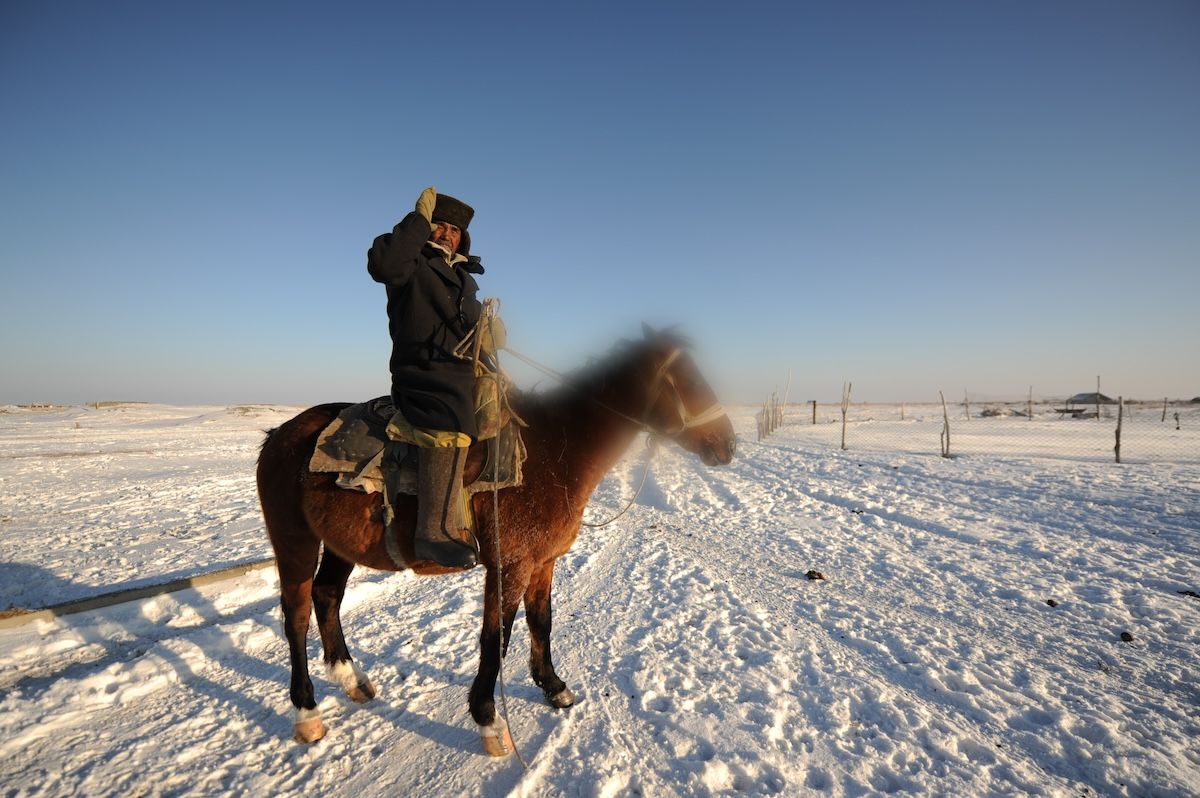 Казахская семья чабанов из села Кызылагаш живёт вдали от городской суеты, сохраняя традиционный уклад, гостеприимие и простую радость сельской жизни. Чабаны, сельская жизнь, Кызылагаш, традиции Казахстана, семья, сельский быт, Зима в Казахстане, Карлыгаш Нуржан, Shanger.kz