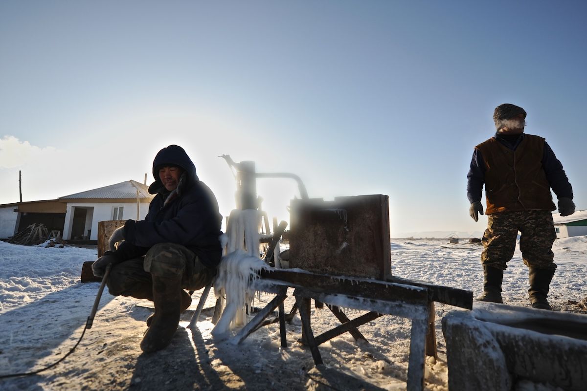 Казахская семья чабанов из села Кызылагаш живёт вдали от городской суеты, сохраняя традиционный уклад, гостеприимие и простую радость сельской жизни. Чабаны, сельская жизнь, Кызылагаш, традиции Казахстана, семья, сельский быт, Зима в Казахстане, Карлыгаш Нуржан, Shanger.kz