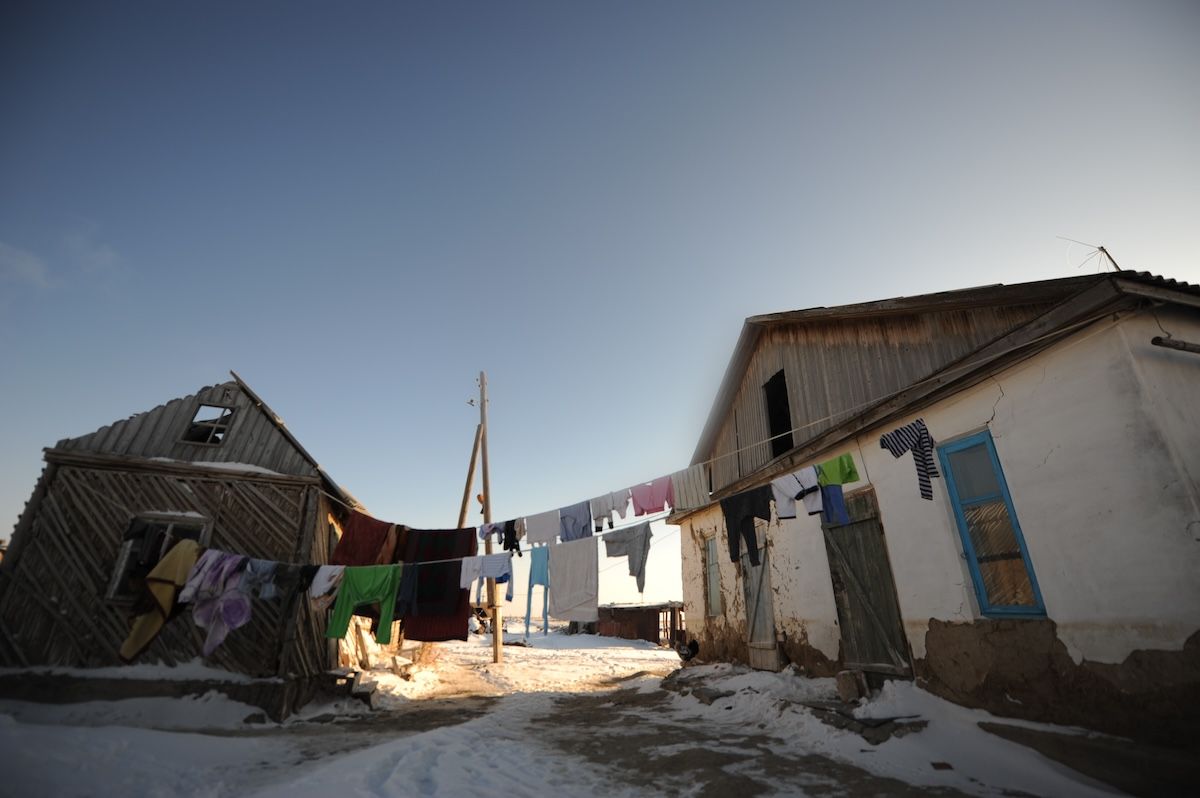 Казахская семья чабанов из села Кызылагаш живёт вдали от городской суеты, сохраняя традиционный уклад, гостеприимие и простую радость сельской жизни. Чабаны, сельская жизнь, Кызылагаш, традиции Казахстана, семья, сельский быт, Зима в Казахстане, Карлыгаш Нуржан, Shanger.kz