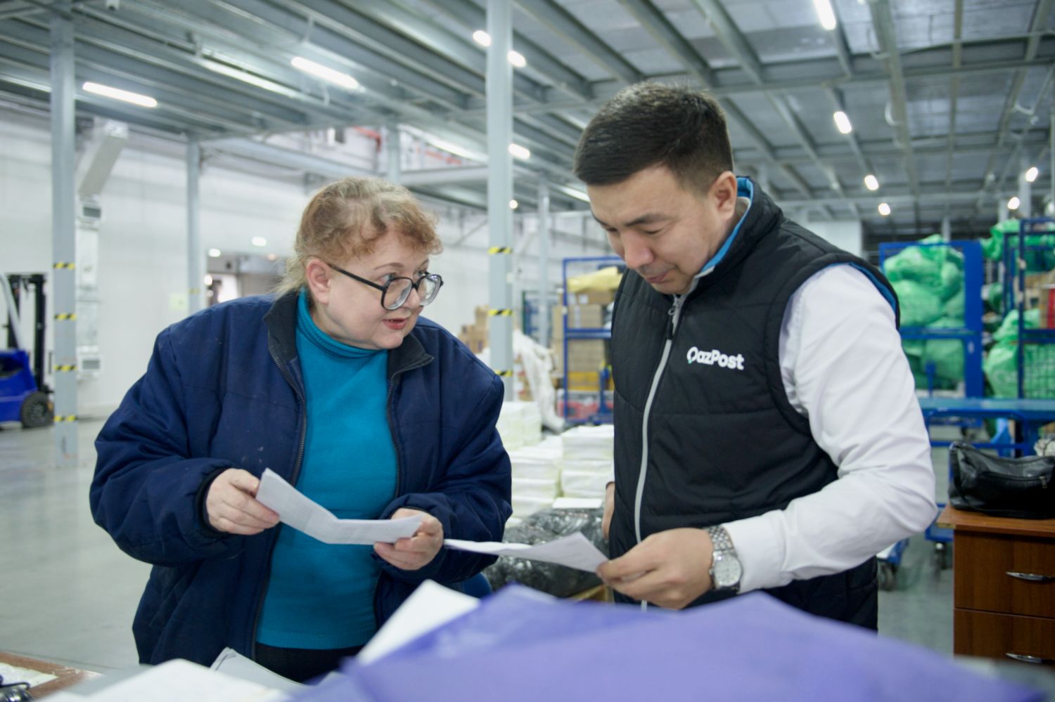 Rainbow Logistics қоймасындағы «Қазпошта» АҚ сұрыптау логистикалық орталығы: қызметкерлер заманауи қоймада сәлемдемелерді өңдеуде, логистика, Қазпошта, Rainbow Logistics, сәлемдемелерді сұрыптау, қойма орталығы, жеткізу, пошта логистикасы, қойма қызметкерлері, поштаны өңдеу, Қазақстан