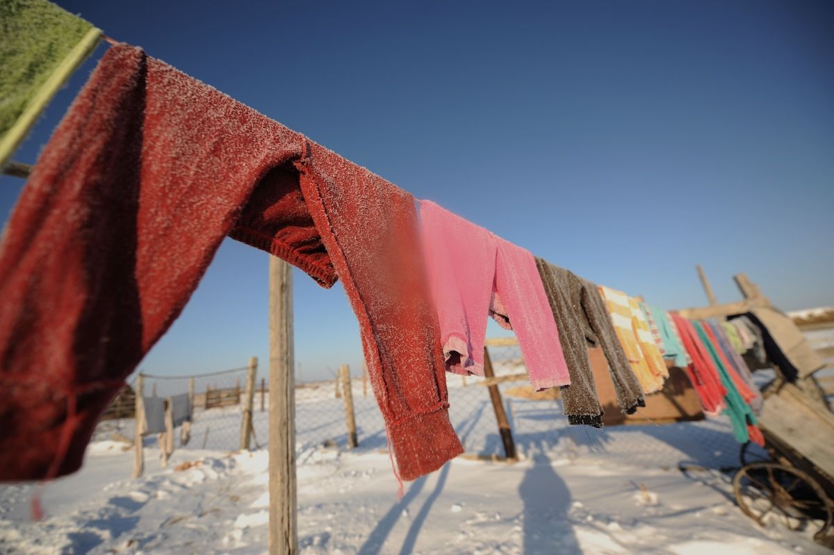 Казахская семья чабанов из села Кызылагаш живёт вдали от городской суеты, сохраняя традиционный уклад, гостеприимие и простую радость сельской жизни. Чабаны, сельская жизнь, Кызылагаш, традиции Казахстана, семья, сельский быт, Зима в Казахстане, Карлыгаш Нуржан, Shanger.kz