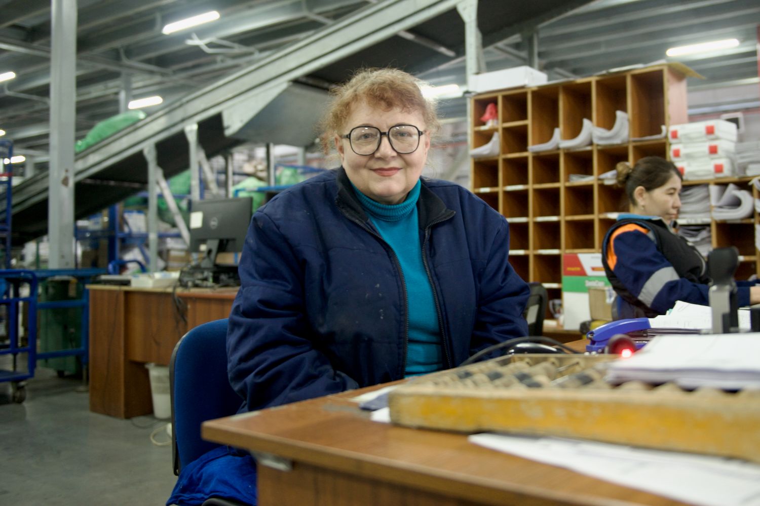 Rainbow Logistics қоймасындағы «Қазпошта» АҚ сұрыптау логистикалық орталығы: қызметкерлер заманауи қоймада сәлемдемелерді өңдеуде, логистика, Қазпошта, Rainbow Logistics, сәлемдемелерді сұрыптау, қойма орталығы, жеткізу, пошта логистикасы, қойма қызметкерлері, поштаны өңдеу, Қазақстан