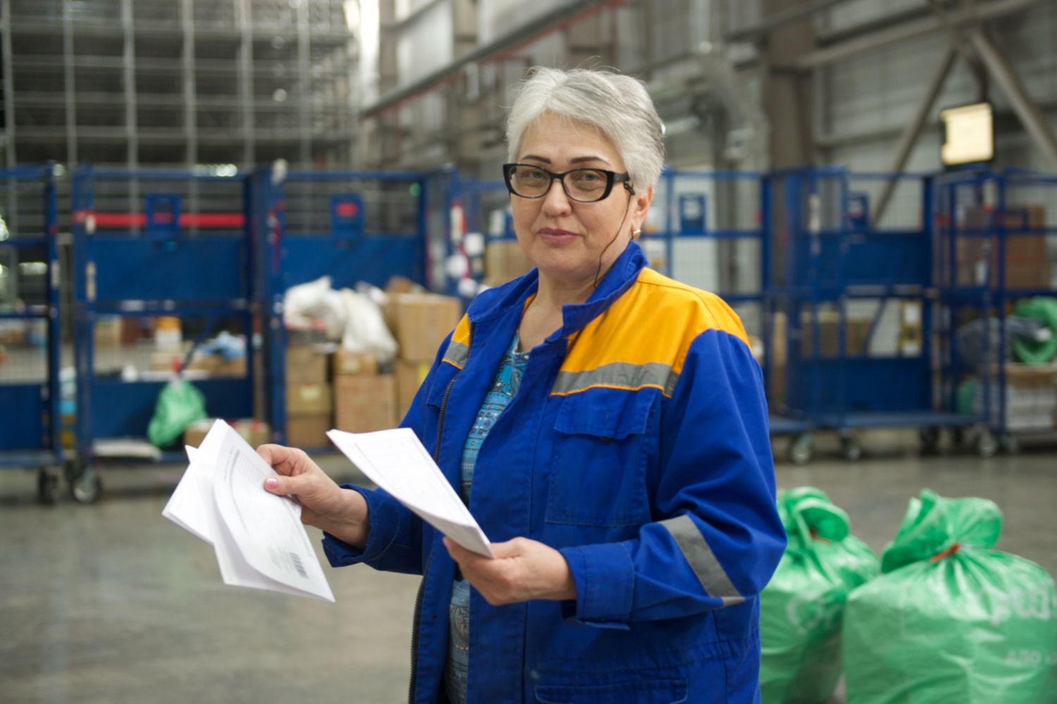 Rainbow Logistics қоймасындағы «Қазпошта» АҚ сұрыптау логистикалық орталығы: қызметкерлер заманауи қоймада сәлемдемелерді өңдеуде, логистика, Қазпошта, Rainbow Logistics, сәлемдемелерді сұрыптау, қойма орталығы, жеткізу, пошта логистикасы, қойма қызметкерлері, поштаны өңдеу, Қазақстан