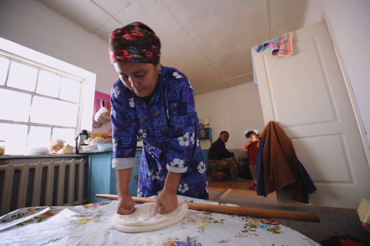 Казахская семья чабанов из села Кызылагаш живёт вдали от городской суеты, сохраняя традиционный уклад, гостеприимие и простую радость сельской жизни. Чабаны, сельская жизнь, Кызылагаш, традиции Казахстана, семья, сельский быт, Зима в Казахстане, Карлыгаш Нуржан, Shanger.kz