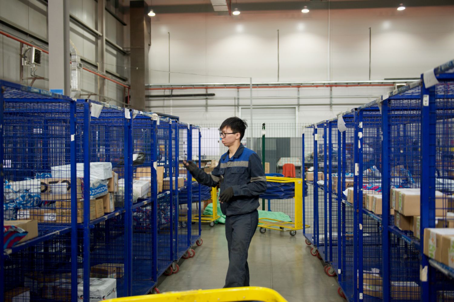 Сортировочный логистический центр АО «Казпочта» на складе Rainbow Logistics: сотрудники обрабатывают посылки в современном складском помещении, логистика, Казпочта, Rainbow Logistics, сортировка посылок, складской центр, доставка, почтовая логистика, сотрудники склада, обработка почты, Казахстан