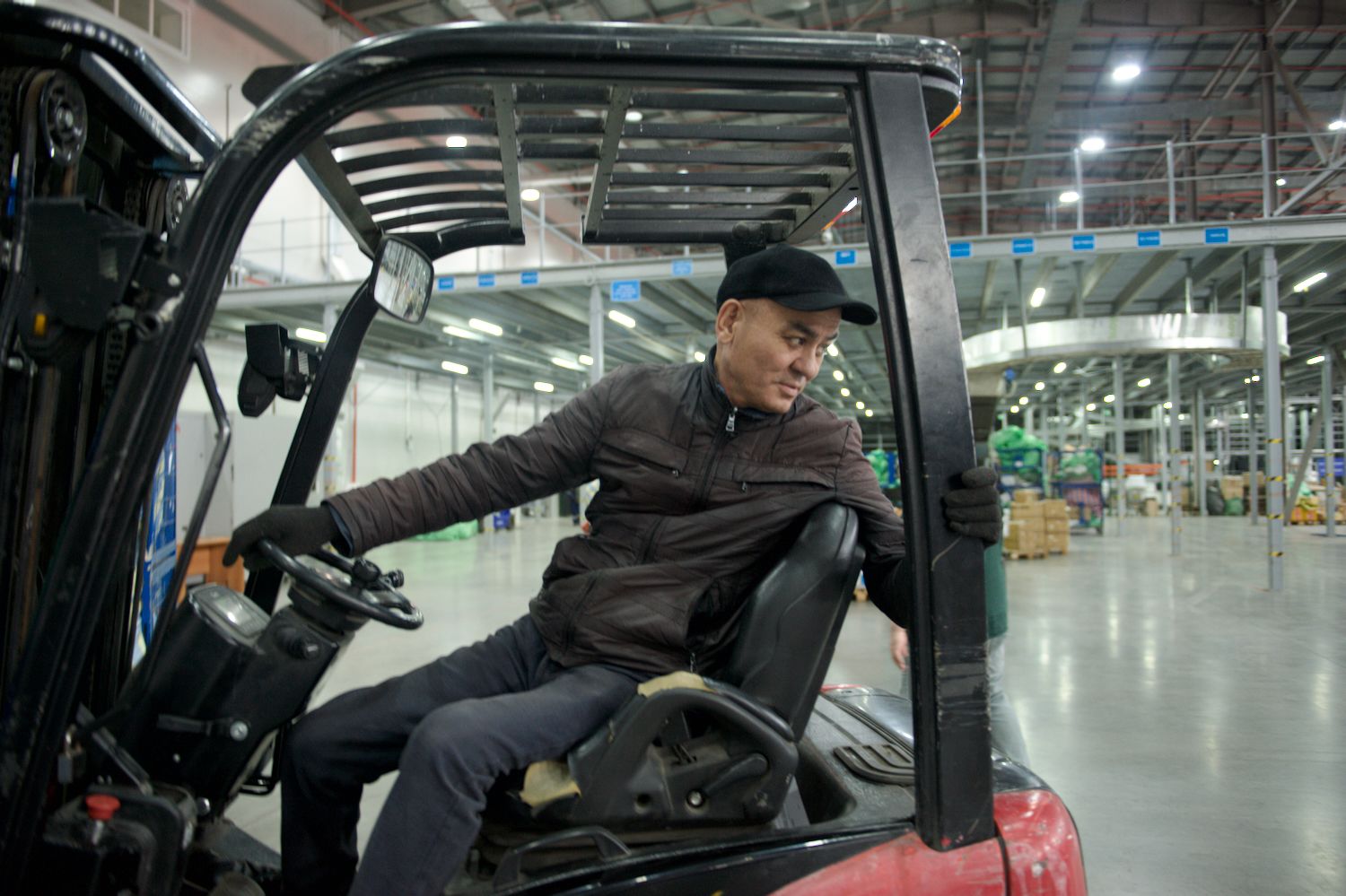 Rainbow Logistics қоймасындағы «Қазпошта» АҚ сұрыптау логистикалық орталығы: қызметкерлер заманауи қоймада сәлемдемелерді өңдеуде, логистика, Қазпошта, Rainbow Logistics, сәлемдемелерді сұрыптау, қойма орталығы, жеткізу, пошта логистикасы, қойма қызметкерлері, поштаны өңдеу, Қазақстан