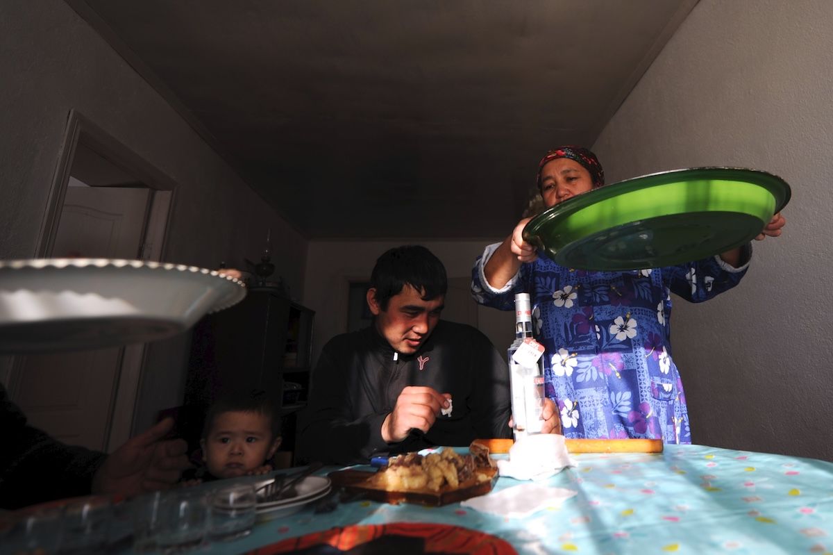 Казахская семья чабанов из села Кызылагаш живёт вдали от городской суеты, сохраняя традиционный уклад, гостеприимие и простую радость сельской жизни. Чабаны, сельская жизнь, Кызылагаш, традиции Казахстана, семья, сельский быт, Зима в Казахстане, Карлыгаш Нуржан, Shanger.kz