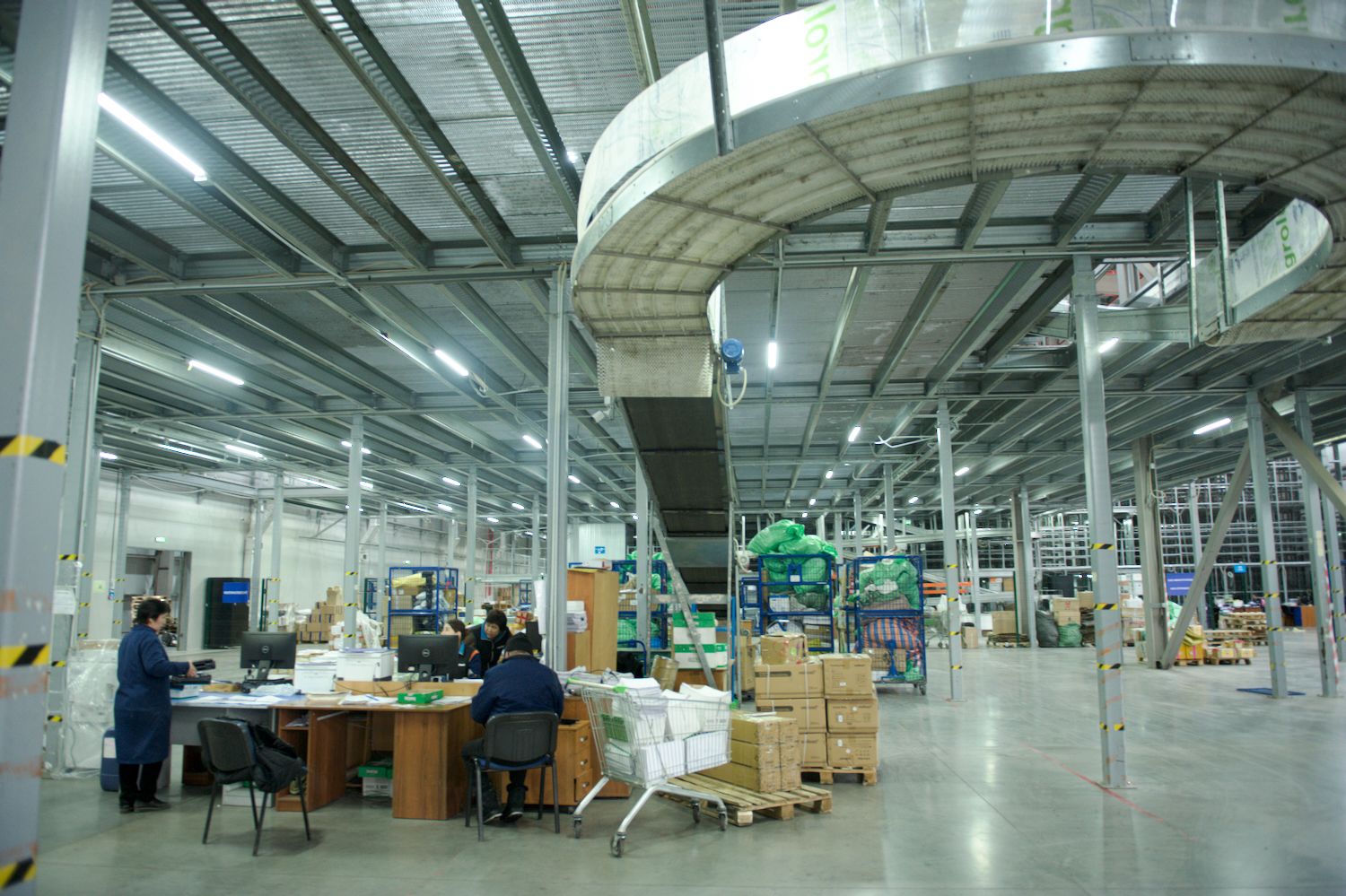 Rainbow Logistics қоймасындағы «Қазпошта» АҚ сұрыптау логистикалық орталығы: қызметкерлер заманауи қоймада сәлемдемелерді өңдеуде, логистика, Қазпошта, Rainbow Logistics, сәлемдемелерді сұрыптау, қойма орталығы, жеткізу, пошта логистикасы, қойма қызметкерлері, поштаны өңдеу, Қазақстан