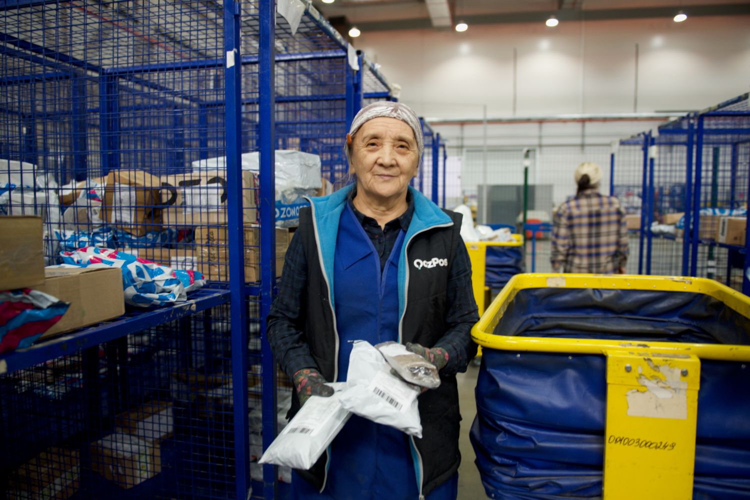 Rainbow Logistics қоймасындағы «Қазпошта» АҚ сұрыптау логистикалық орталығы: қызметкерлер заманауи қоймада сәлемдемелерді өңдеуде, логистика, Қазпошта, Rainbow Logistics, сәлемдемелерді сұрыптау, қойма орталығы, жеткізу, пошта логистикасы, қойма қызметкерлері, поштаны өңдеу, Қазақстан