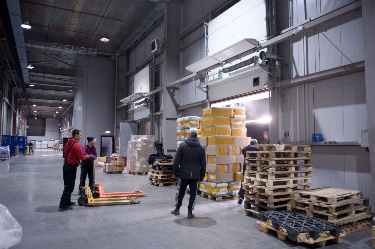 Сортировочный логистический центр АО «Казпочта» на складе Rainbow Logistics: сотрудники обрабатывают посылки в современном складском помещении, логистика, Казпочта, Rainbow Logistics, сортировка посылок, складской центр, доставка, почтовая логистика, сотрудники склада, обработка почты, Казахстан