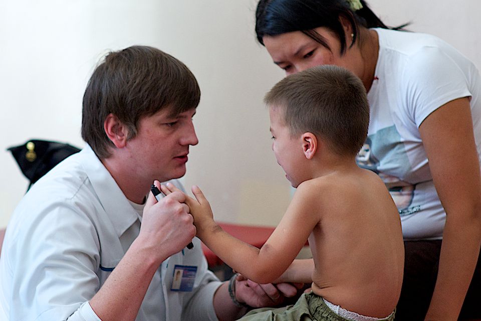 Детская хирургия Алматы: врачи спасают малышей, проглотивших инородные предметы, и предупреждают родителей об опасности повседневных вещей, детская больница, Алматы, хирургия, медицина, безопасность детей, инородные тела, врачи, дети, Карлыгаш Нуржан, Shanger.kz