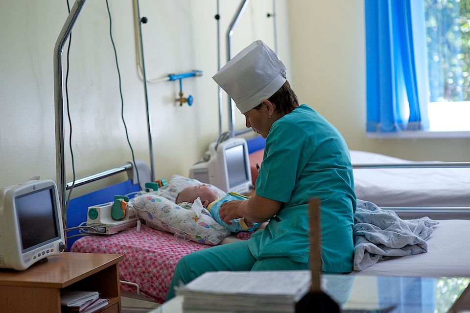 Детская хирургия Алматы: врачи спасают малышей, проглотивших инородные предметы, и предупреждают родителей об опасности повседневных вещей, детская больница, Алматы, хирургия, медицина, безопасность детей, инородные тела, врачи, дети, Карлыгаш Нуржан, Shanger.kz