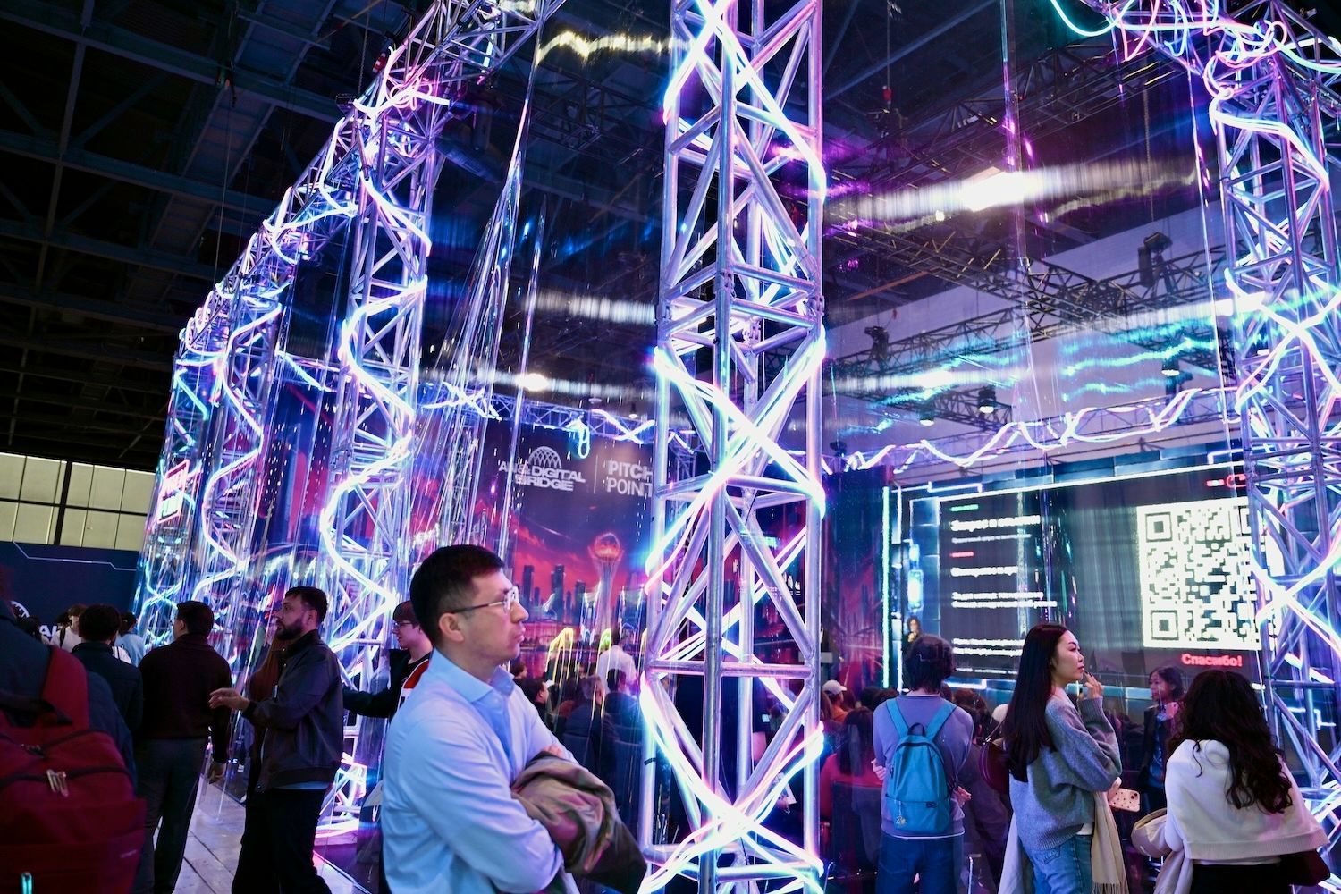Астанада өткен AI & Digital Bridge 2026 — жасанды интеллект пен цифрлық технологиялар жобаларының көрмесі, AI & Digital Bridge 2026, жасанды интеллект, цифрлық технологиялар, Astana Hub, стартаптар, Қазақстан, Астана, Halyk Bank, Nazarbayev University, Astana IT University