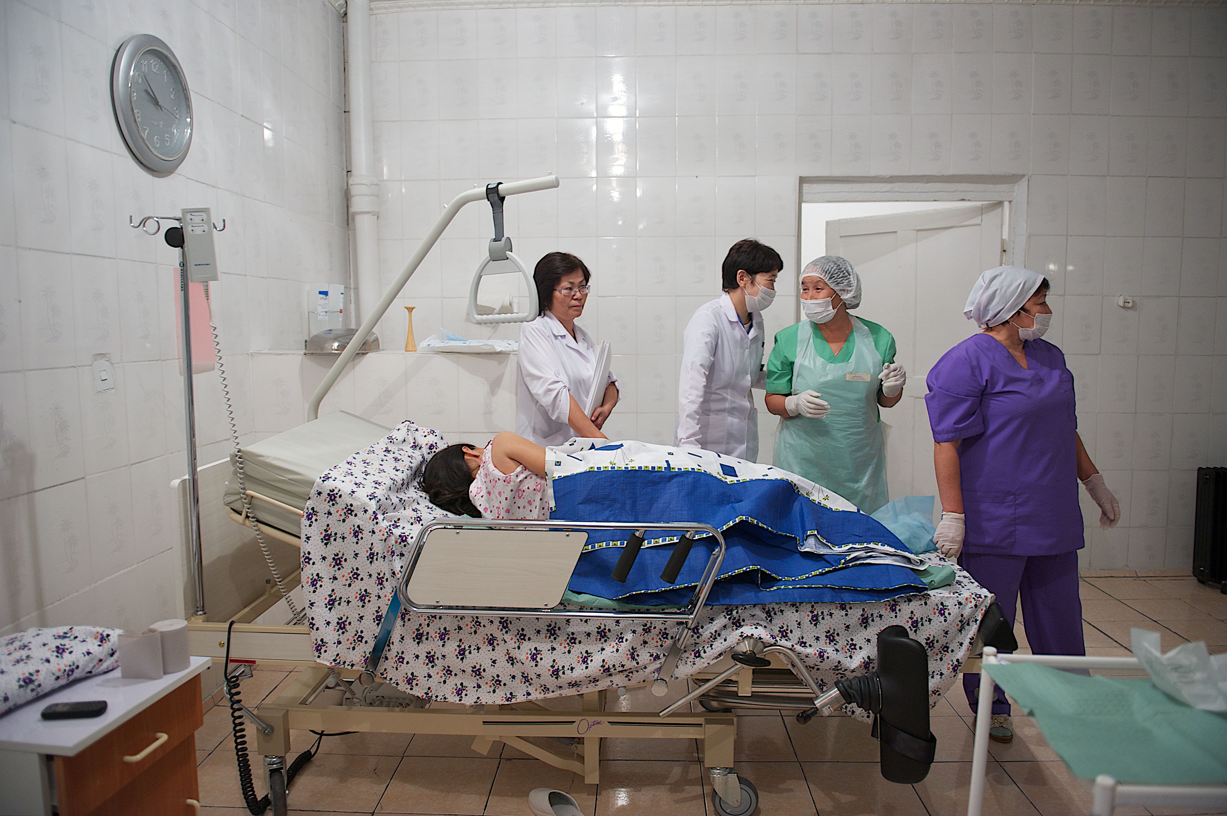 Благотворительный проект «Ангел-хранитель» фонда «Кус Жолы» и Казкоммерцбанка оснастил Урджарскую районную больницу современным медоборудованием. Ангел-хранитель, Урджар, Восточно-Казахстанская область, фонд Кус Жолы, Казкоммерцбанк, благотворительность, медицина, Карлыгаш Нуржан, Shanger.kz