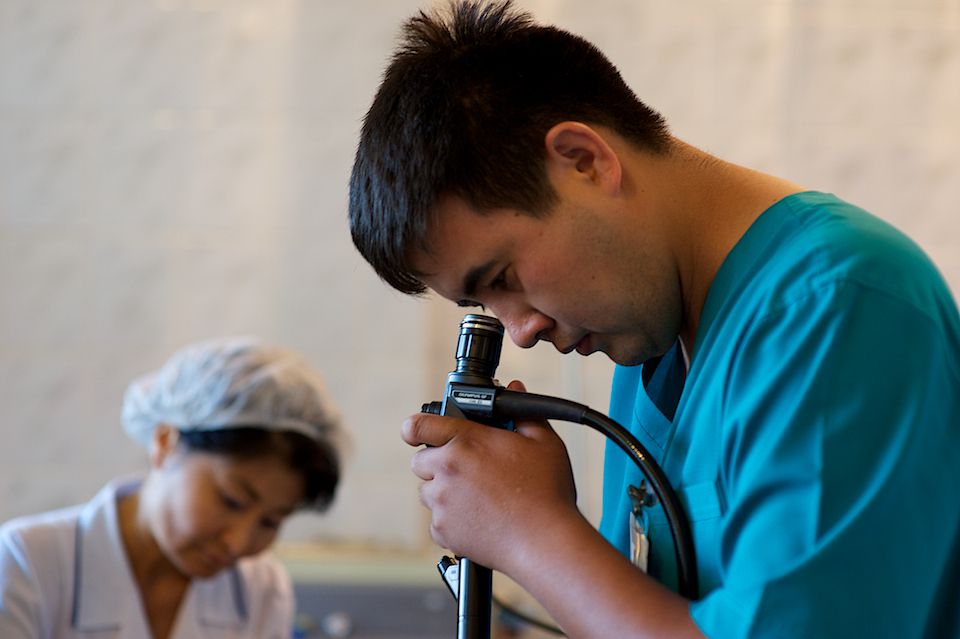 Детская хирургия Алматы: врачи спасают малышей, проглотивших инородные предметы, и предупреждают родителей об опасности повседневных вещей, детская больница, Алматы, хирургия, медицина, безопасность детей, инородные тела, врачи, дети, Карлыгаш Нуржан, Shanger.kz