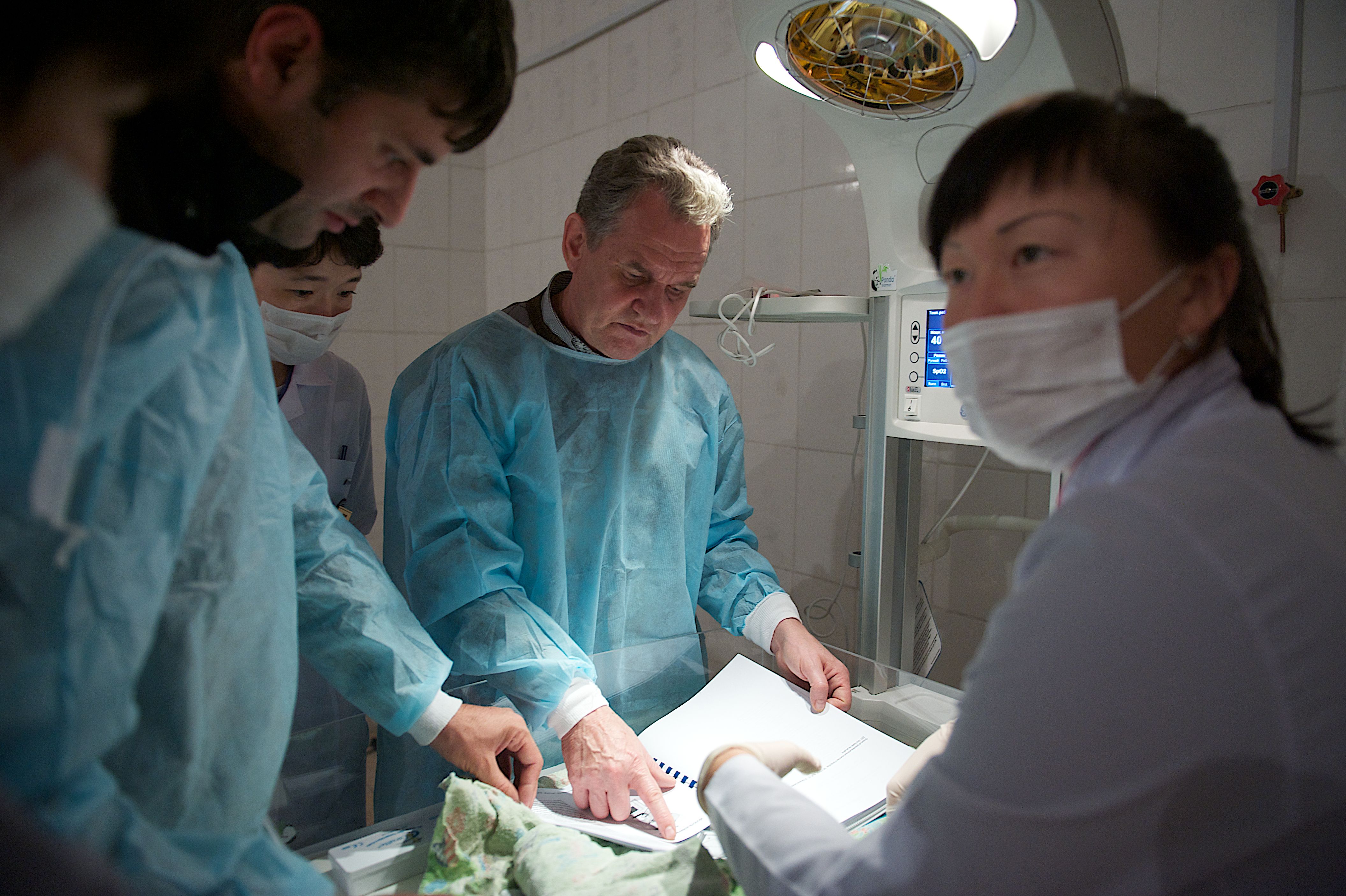 Благотворительный проект «Ангел-хранитель» фонда «Кус Жолы» и Казкоммерцбанка оснастил Урджарскую районную больницу современным медоборудованием. Ангел-хранитель, Урджар, Восточно-Казахстанская область, фонд Кус Жолы, Казкоммерцбанк, благотворительность, медицина, Карлыгаш Нуржан, Shanger.kz