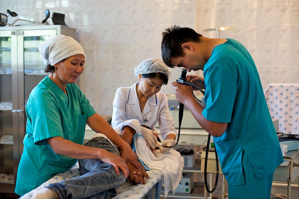 Детская хирургия Алматы: врачи спасают малышей, проглотивших инородные предметы, и предупреждают родителей об опасности повседневных вещей, детская больница, Алматы, хирургия, медицина, безопасность детей, инородные тела, врачи, дети, Карлыгаш Нуржан, Shanger.kz