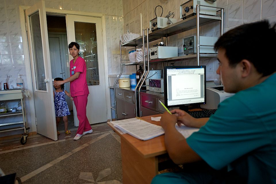 Детская хирургия Алматы: врачи спасают малышей, проглотивших инородные предметы, и предупреждают родителей об опасности повседневных вещей, детская больница, Алматы, хирургия, медицина, безопасность детей, инородные тела, врачи, дети, Карлыгаш Нуржан, Shanger.kz