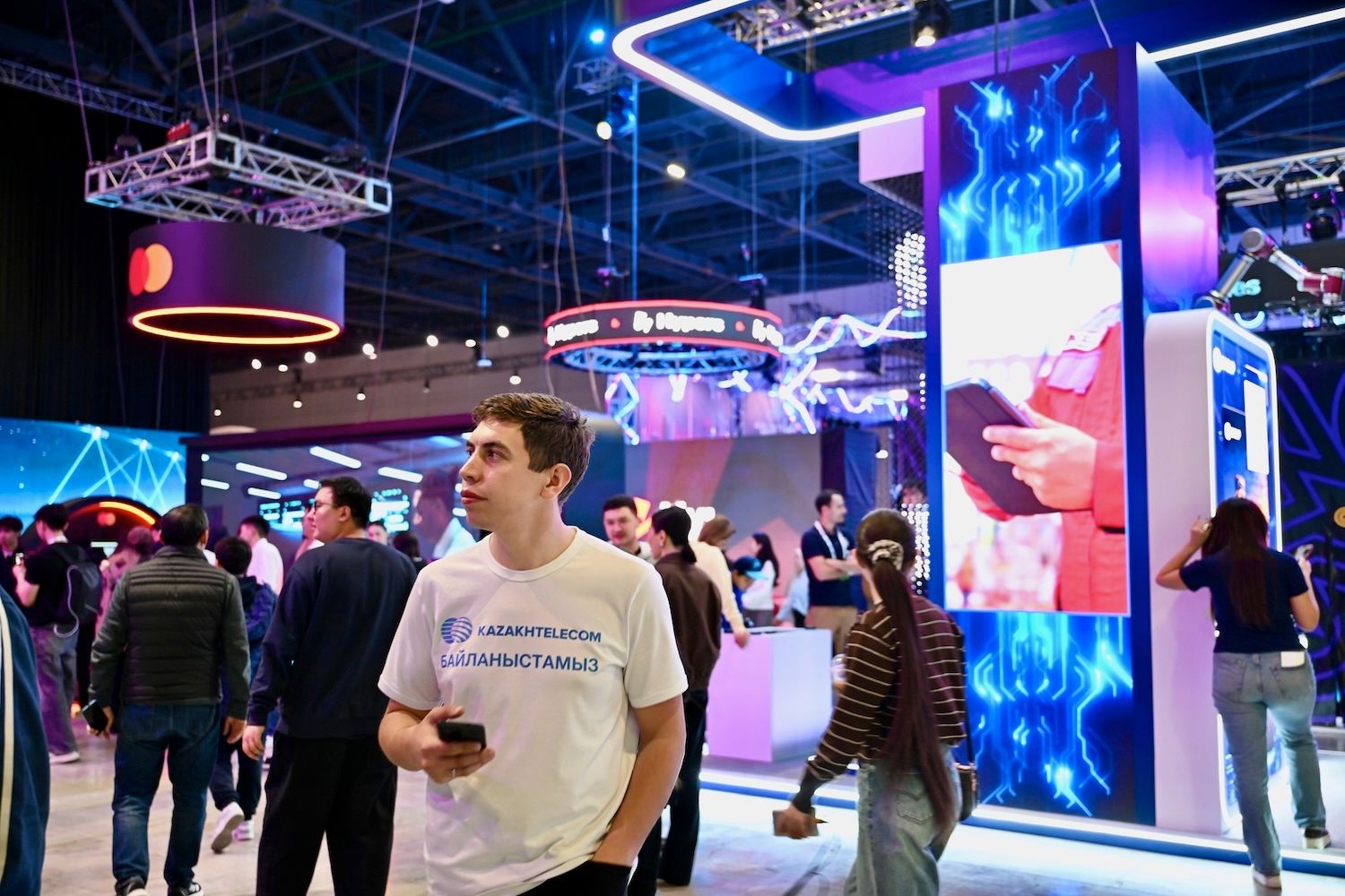 Астанада өткен AI & Digital Bridge 2026 — жасанды интеллект пен цифрлық технологиялар жобаларының көрмесі, AI & Digital Bridge 2026, жасанды интеллект, цифрлық технологиялар, Astana Hub, стартаптар, Қазақстан, Астана, Halyk Bank, Nazarbayev University, Astana IT University