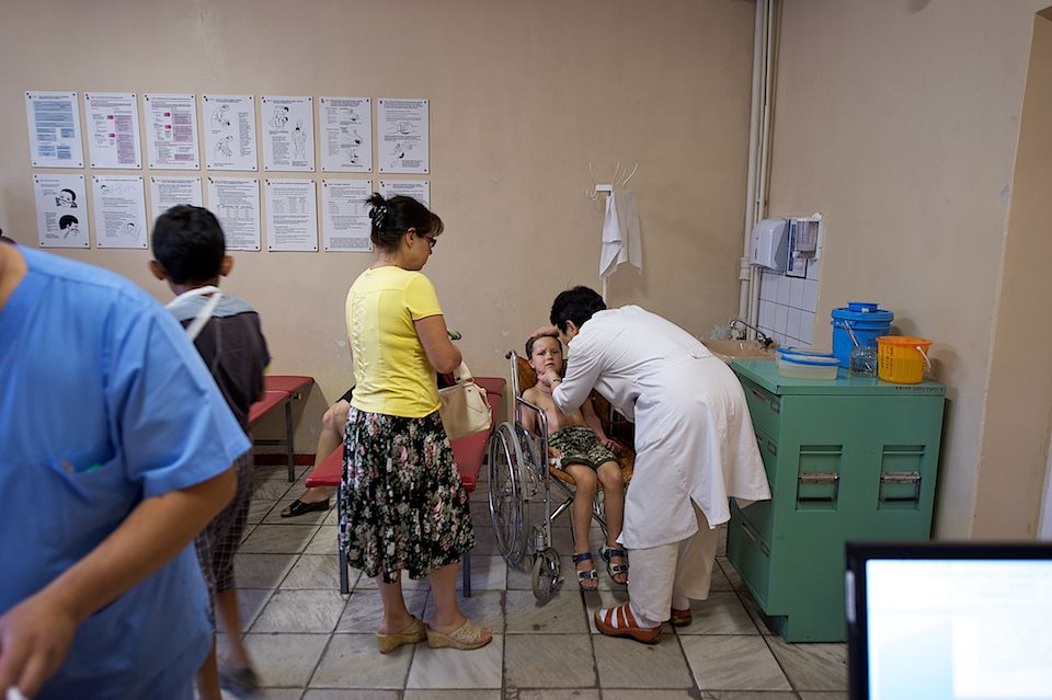 Детская хирургия Алматы: врачи спасают малышей, проглотивших инородные предметы, и предупреждают родителей об опасности повседневных вещей, детская больница, Алматы, хирургия, медицина, безопасность детей, инородные тела, врачи, дети, Карлыгаш Нуржан, Shanger.kz