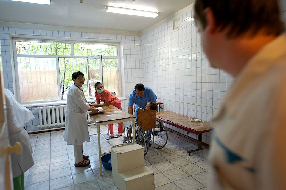 Детская хирургия Алматы: врачи спасают малышей, проглотивших инородные предметы, и предупреждают родителей об опасности повседневных вещей, детская больница, Алматы, хирургия, медицина, безопасность детей, инородные тела, врачи, дети, Карлыгаш Нуржан, Shanger.kz