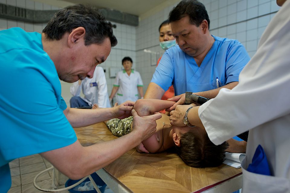 Детская хирургия Алматы: врачи спасают малышей, проглотивших инородные предметы, и предупреждают родителей об опасности повседневных вещей, детская больница, Алматы, хирургия, медицина, безопасность детей, инородные тела, врачи, дети, Карлыгаш Нуржан, Shanger.kz