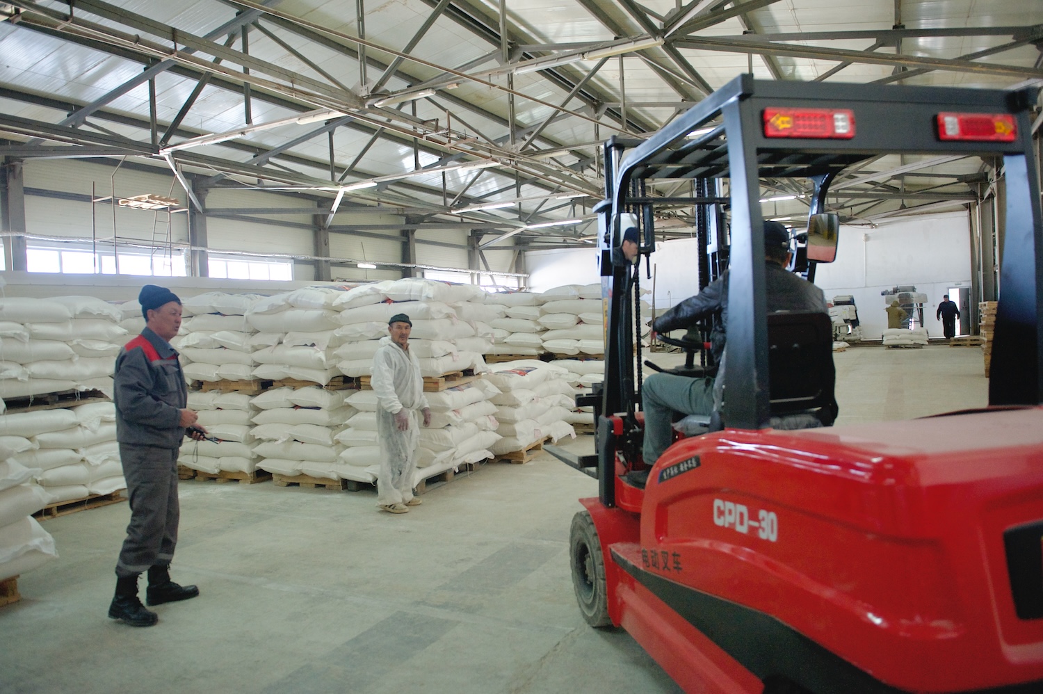 Жители села Бейнеу на зерновом терминале Фонда Halyk: первый хлеб выпечен из местной муки, рядом развивается школа и социальные объекты. Фонд Halyk, село Бейнеу, зерновой терминал, школа Бейнеу, сельское развитие, хлеб, Мангистауская область, образование в регионах, агроподдержка Казахстана, Тимур Кулибаев