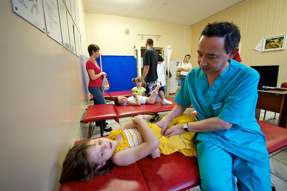 Детская хирургия Алматы: врачи спасают малышей, проглотивших инородные предметы, и предупреждают родителей об опасности повседневных вещей, детская больница, Алматы, хирургия, медицина, безопасность детей, инородные тела, врачи, дети, Карлыгаш Нуржан, Shanger.kz