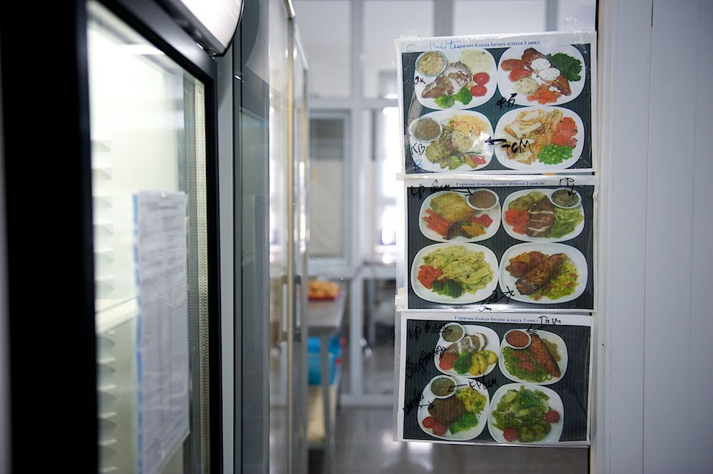 Процесс приготовления и доставки бортового питания авиакомпании Air Astana — от цеха в Актобе до рейсов в Казахстане и за рубежом, бортовое питание, Air Astana, Казахстан, Актобе, авиаперелёты, еда в самолёте, авиация, кейтеринг, Shanger.kz, Карла Нур