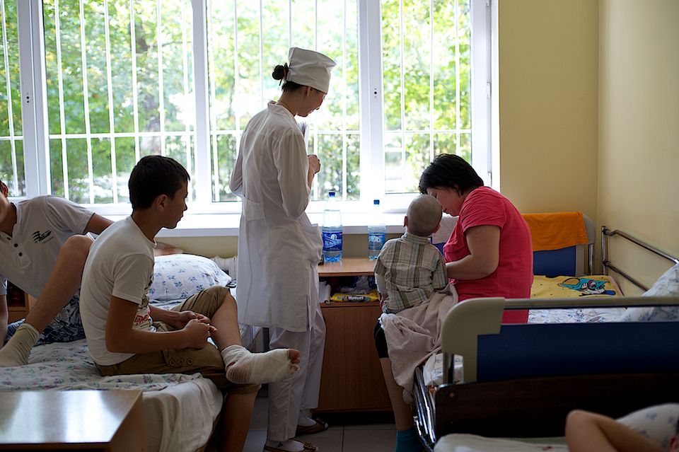 Детская хирургия Алматы: врачи спасают малышей, проглотивших инородные предметы, и предупреждают родителей об опасности повседневных вещей, детская больница, Алматы, хирургия, медицина, безопасность детей, инородные тела, врачи, дети, Карлыгаш Нуржан, Shanger.kz