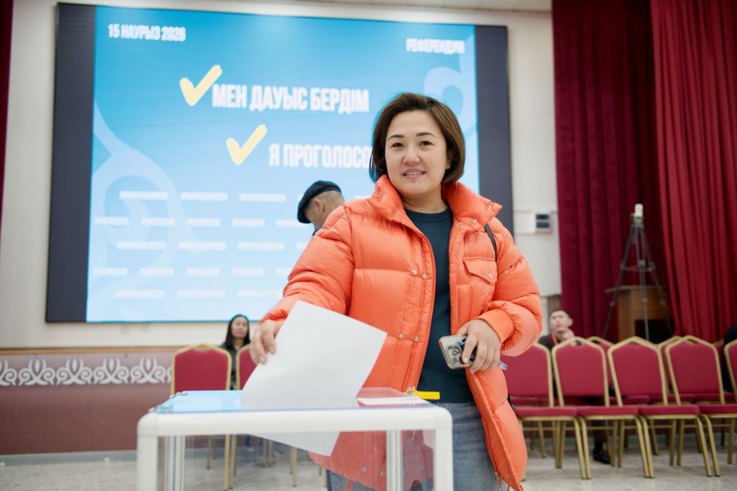 2026 жылғы 15 наурыздағы референдум кезінде алматылықтар сайлау учаскелерінде дауыс беріп жатыр, ал Shanger.kz журналистері сайлаушылардың, байқаушылардың және комиссия мүшелерінің пікірін жинауда, референдум 2026, Алматы, дауыс беру, Қазақстан Конституциясы, сайлау учаскесі, сайлаушылар, байқаушылар, қоғамдық пікір, саяси фоторепортаж, Shanger.kz