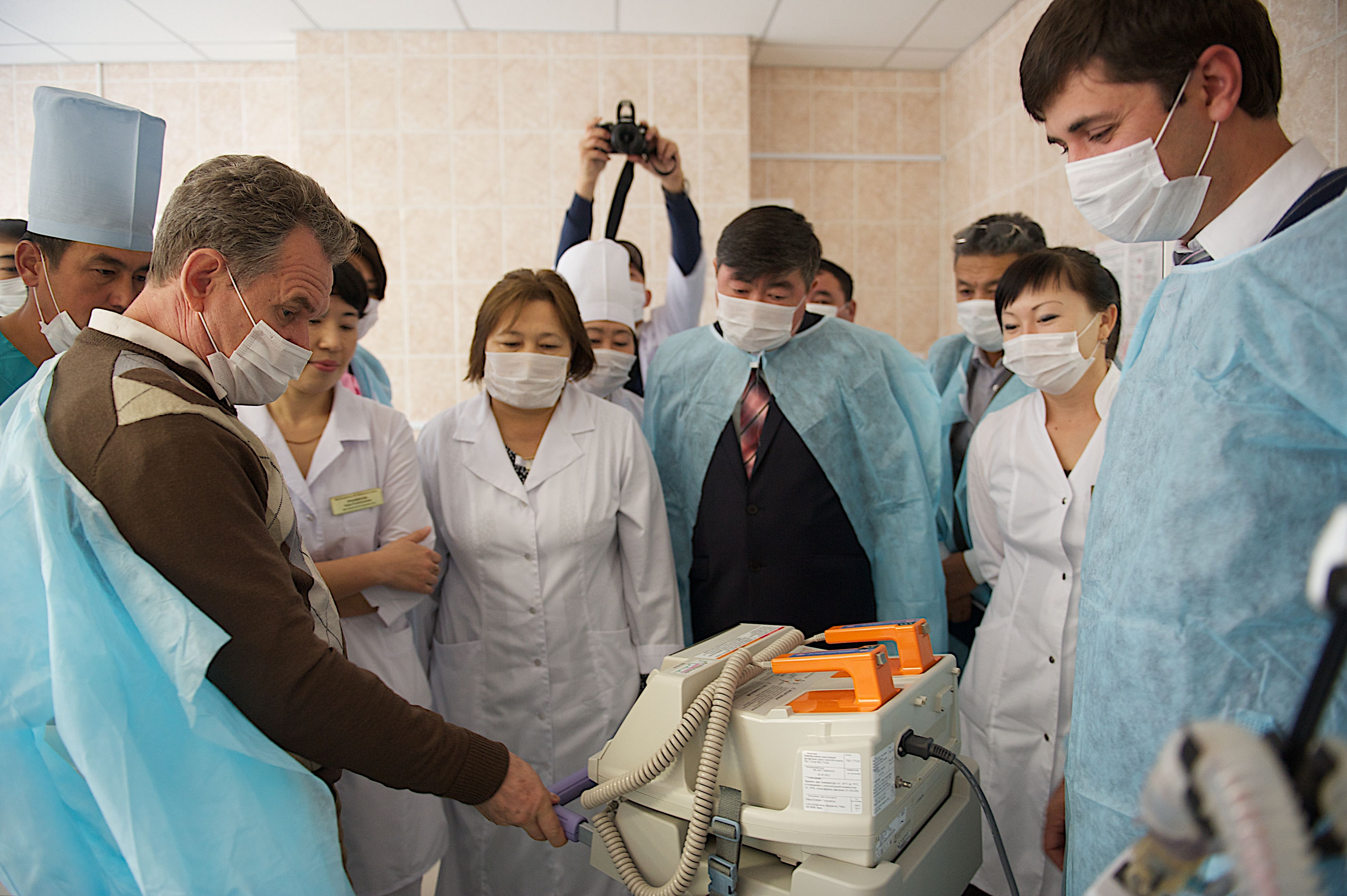 Благотворительный проект «Ангел-хранитель» фонда «Кус Жолы» и Казкоммерцбанка оснастил Урджарскую районную больницу современным медоборудованием. Ангел-хранитель, Урджар, Восточно-Казахстанская область, фонд Кус Жолы, Казкоммерцбанк, благотворительность, медицина, Карлыгаш Нуржан, Shanger.kz