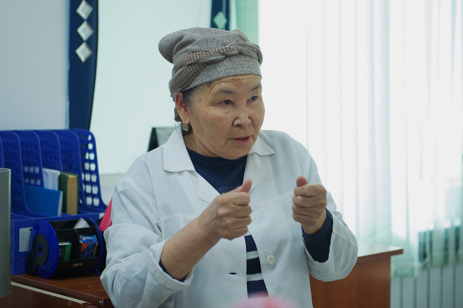 Жители села Бейнеу на зерновом терминале Фонда Halyk: первый хлеб выпечен из местной муки, рядом развивается школа и социальные объекты. Фонд Halyk, село Бейнеу, зерновой терминал, школа Бейнеу, сельское развитие, хлеб, Мангистауская область, образование в регионах, агроподдержка Казахстана, Тимур Кулибаев