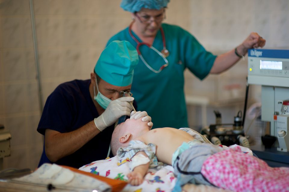 Детская хирургия Алматы: врачи спасают малышей, проглотивших инородные предметы, и предупреждают родителей об опасности повседневных вещей, детская больница, Алматы, хирургия, медицина, безопасность детей, инородные тела, врачи, дети, Карлыгаш Нуржан, Shanger.kz