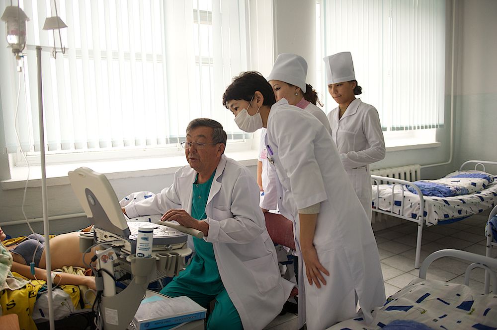 Благотворительный проект «Ангел-хранитель» фонда «Кус Жолы» и Казкоммерцбанка оснастил Урджарскую районную больницу современным медоборудованием. Ангел-хранитель, Урджар, Восточно-Казахстанская область, фонд Кус Жолы, Казкоммерцбанк, благотворительность, медицина, Карлыгаш Нуржан, Shanger.kz