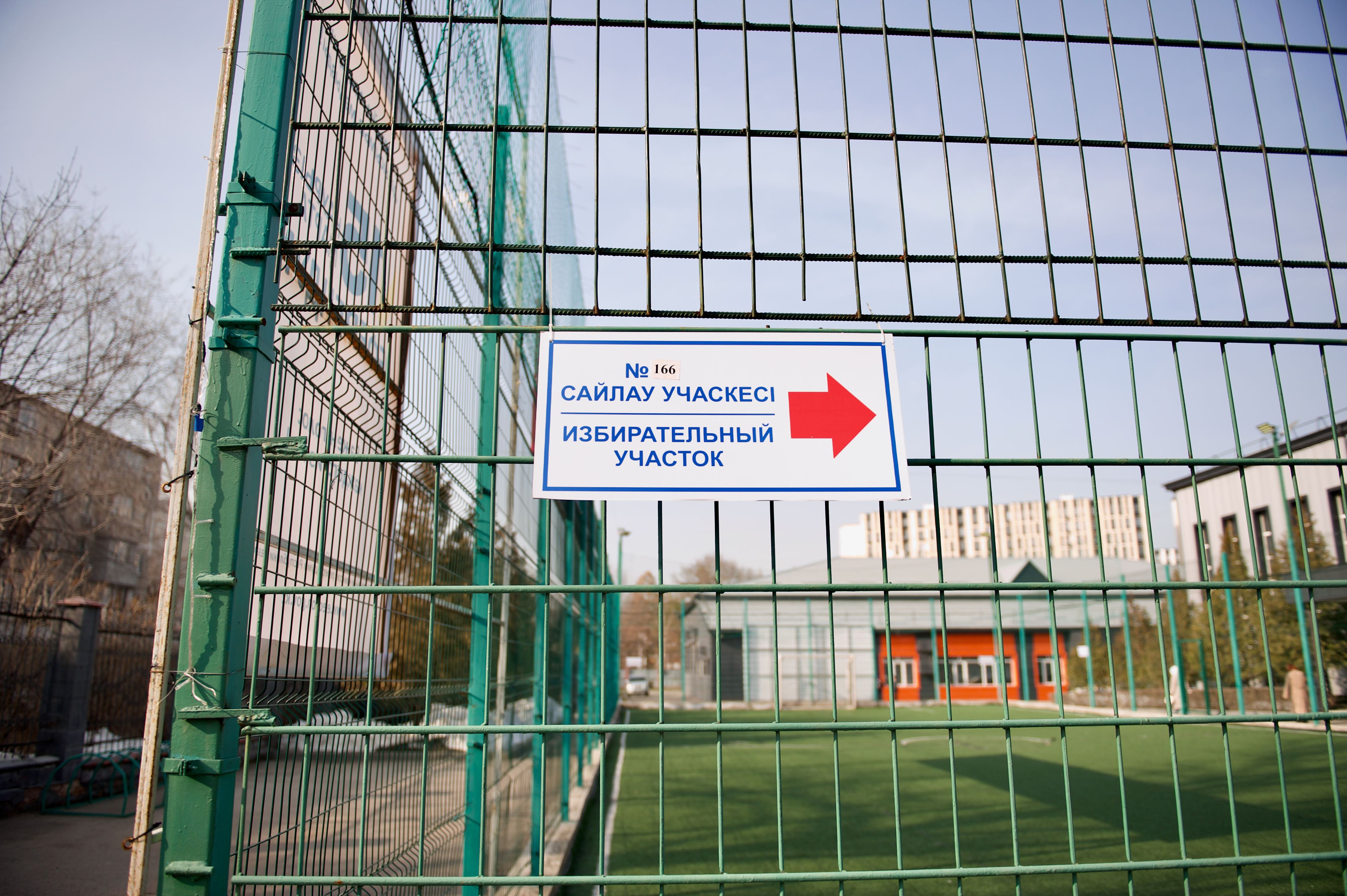 2026 жылғы 15 наурыздағы референдум кезінде алматылықтар сайлау учаскелерінде дауыс беріп жатыр, ал Shanger.kz журналистері сайлаушылардың, байқаушылардың және комиссия мүшелерінің пікірін жинауда, референдум 2026, Алматы, дауыс беру, Қазақстан Конституциясы, сайлау учаскесі, сайлаушылар, байқаушылар, қоғамдық пікір, саяси фоторепортаж, Shanger.kz