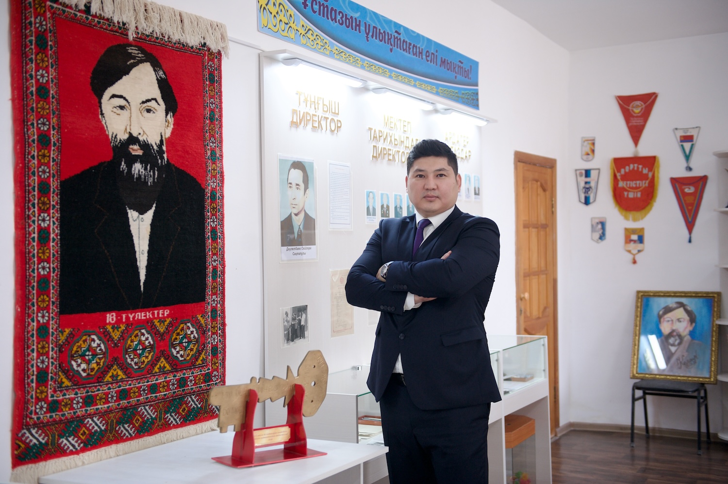 Жители села Бейнеу на зерновом терминале Фонда Halyk: первый хлеб выпечен из местной муки, рядом развивается школа и социальные объекты. Фонд Halyk, село Бейнеу, зерновой терминал, школа Бейнеу, сельское развитие, хлеб, Мангистауская область, образование в регионах, агроподдержка Казахстана, Тимур Кулибаев