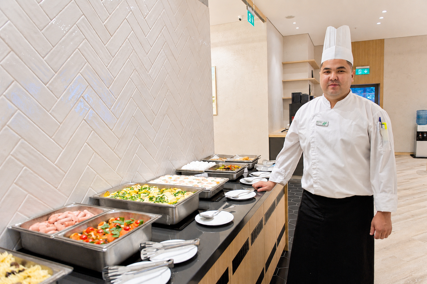 Алматыдағы Holiday Inn қонақүйінің таңғы асы: жаңа піскен нан өнімдері, швед үстелі және қазақы тағамдар. Holiday Inn Алматы, Алматы қонақүйлері, қонақүй қызметі, қонақжайлық, қонақүйдегі таңғы ас, швед үстелі, Қазақстан туризмі