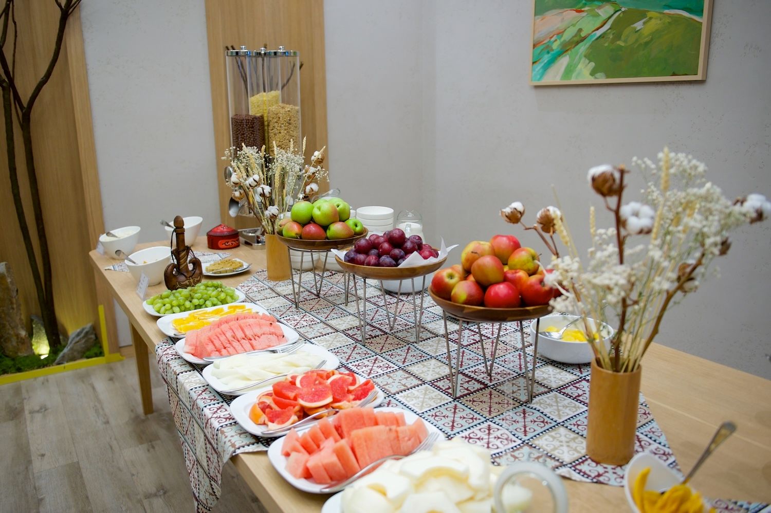 Алматыдағы Holiday Inn қонақүйінің таңғы асы: жаңа піскен нан өнімдері, швед үстелі және қазақы тағамдар. Holiday Inn Алматы, Алматы қонақүйлері, қонақүй қызметі, қонақжайлық, қонақүйдегі таңғы ас, швед үстелі, Қазақстан туризмі