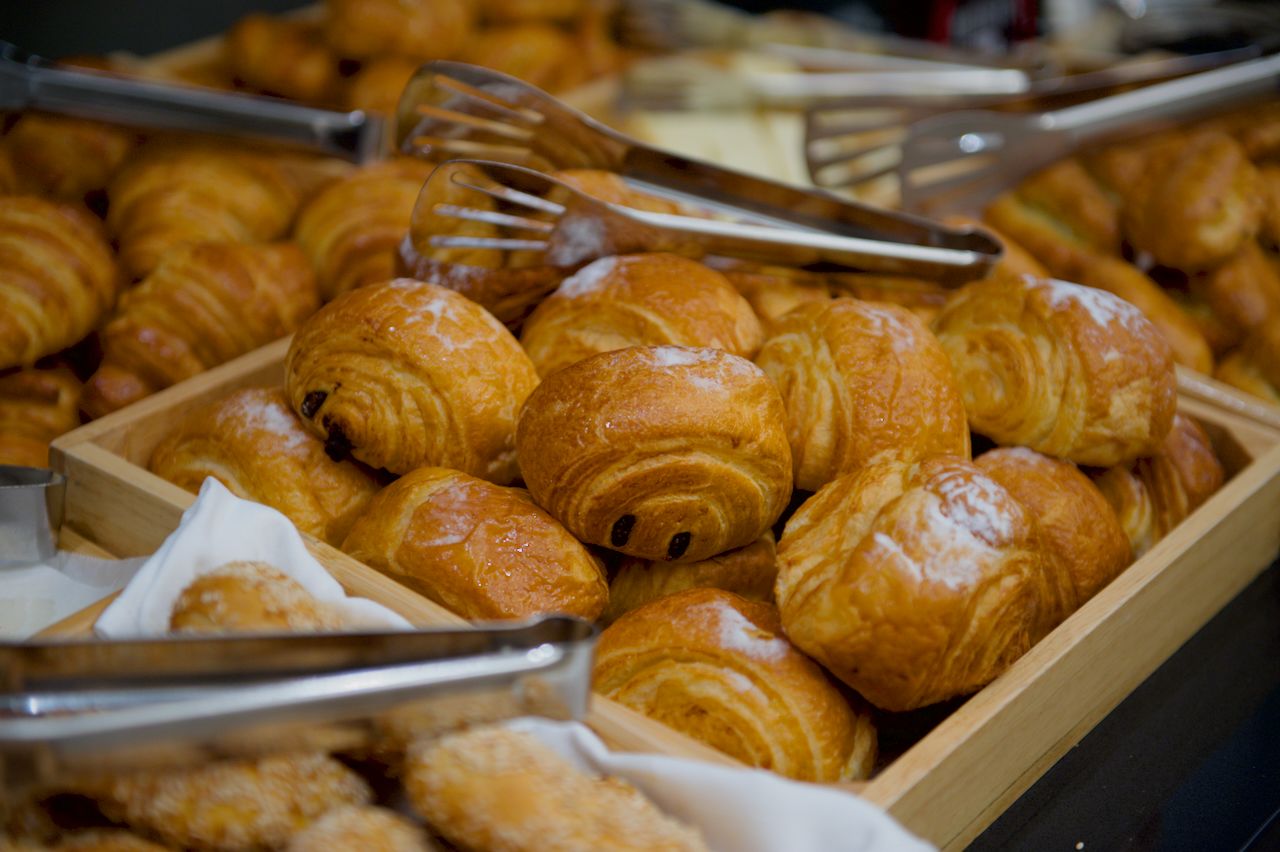 Команда Holiday Inn приветствует гостя в уютном лобби отеля: улыбка, чек-ин и профессионализм, Holiday Inn, гостеприимство, отель, сервис, путешествия Казахстан, лобби отеля, идеальный приём