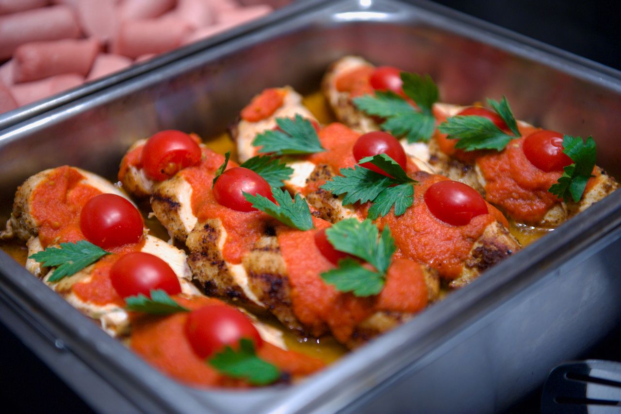 Команда Holiday Inn приветствует гостя в уютном лобби отеля: улыбка, чек-ин и профессионализм, Holiday Inn, гостеприимство, отель, сервис, путешествия Казахстан, лобби отеля, идеальный приём