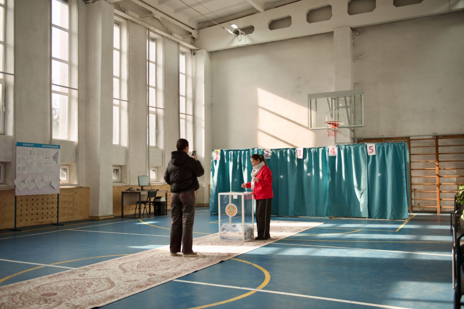 2026 жылғы 15 наурыздағы референдум кезінде алматылықтар сайлау учаскелерінде дауыс беріп жатыр, ал Shanger.kz журналистері сайлаушылардың, байқаушылардың және комиссия мүшелерінің пікірін жинауда, референдум 2026, Алматы, дауыс беру, Қазақстан Конституциясы, сайлау учаскесі, сайлаушылар, байқаушылар, қоғамдық пікір, саяси фоторепортаж, Shanger.kz
