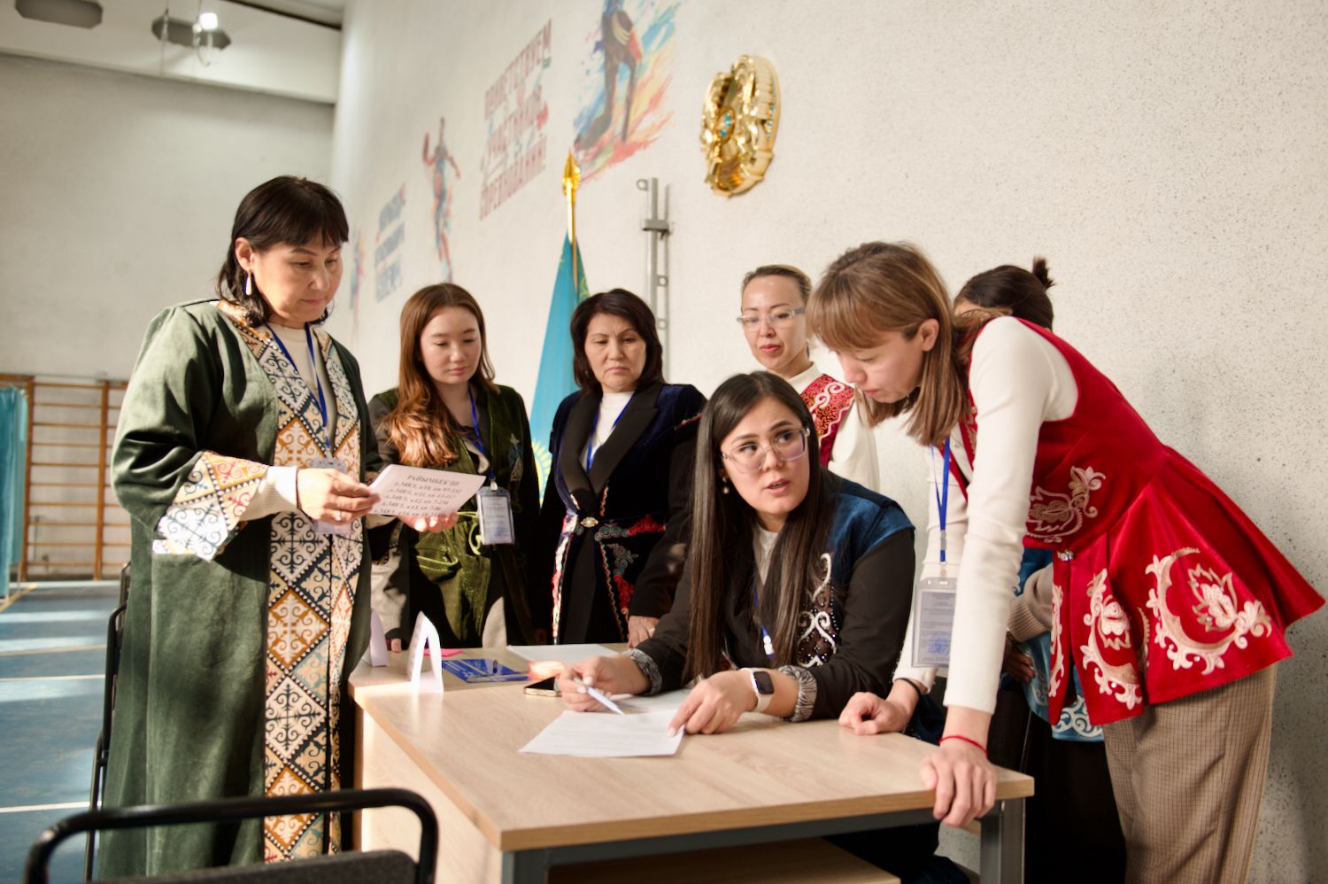 2026 жылғы 15 наурыздағы референдум кезінде алматылықтар сайлау учаскелерінде дауыс беріп жатыр, ал Shanger.kz журналистері сайлаушылардың, байқаушылардың және комиссия мүшелерінің пікірін жинауда, референдум 2026, Алматы, дауыс беру, Қазақстан Конституциясы, сайлау учаскесі, сайлаушылар, байқаушылар, қоғамдық пікір, саяси фоторепортаж, Shanger.kz